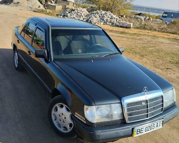 Черный Мерседес Е-Класс, объемом двигателя 2.5 л и пробегом 456 тыс. км за 1850 $, фото 1 на Automoto.ua