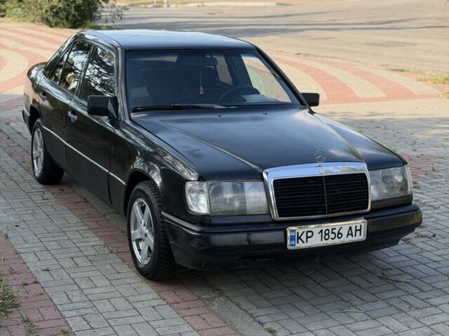Чорний Мерседес Е-Клас, об'ємом двигуна 2.3 л та пробігом 250 тис. км за 1349 $, фото 1 на Automoto.ua