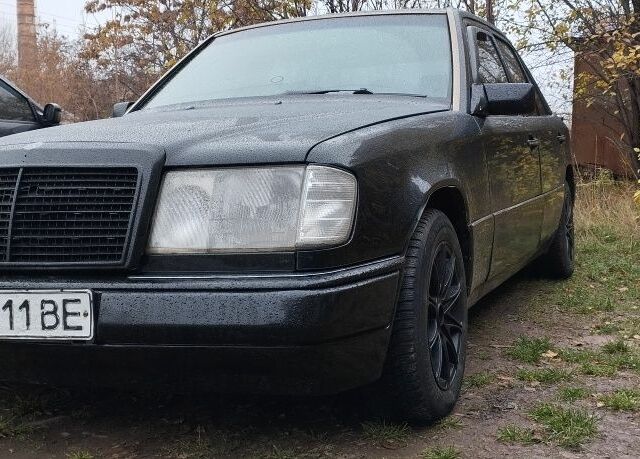 Черный Мерседес Е-Класс, объемом двигателя 2 л и пробегом 400 тыс. км за 2350 $, фото 1 на Automoto.ua