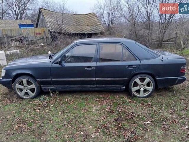 Черный Мерседес Е-Класс, объемом двигателя 2.3 л и пробегом 322 тыс. км за 2000 $, фото 1 на Automoto.ua
