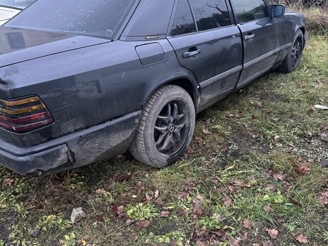 Черный Мерседес Е-Класс, объемом двигателя 2.6 л и пробегом 111 тыс. км за 600 $, фото 1 на Automoto.ua