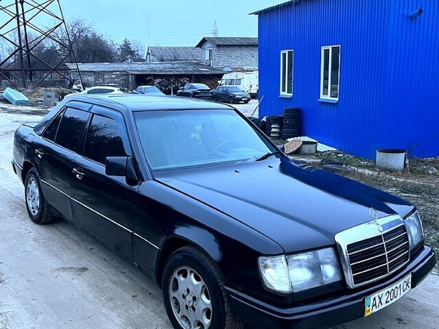 Черный Мерседес Е-Класс, объемом двигателя 2.3 л и пробегом 400 тыс. км за 2350 $, фото 1 на Automoto.ua