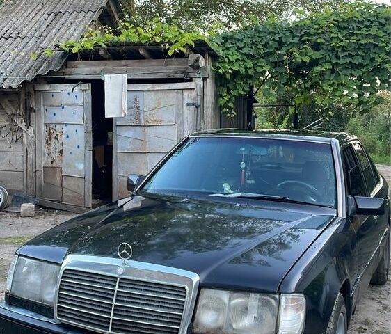 Чорний Мерседес Е-Клас, об'ємом двигуна 2.5 л та пробігом 300 тис. км за 2000 $, фото 1 на Automoto.ua