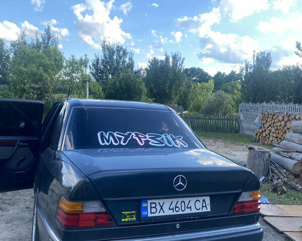 Черный Мерседес Е-Класс, объемом двигателя 2 л и пробегом 53 тыс. км за 1300 $, фото 1 на Automoto.ua