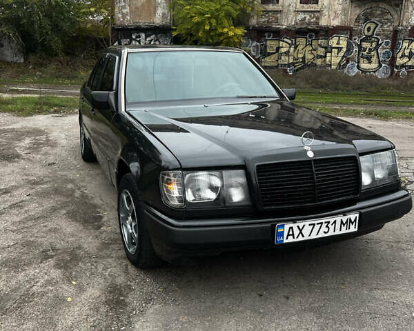 Чорний Мерседес Е-Клас, об'ємом двигуна 2 л та пробігом 458 тис. км за 4500 $, фото 1 на Automoto.ua