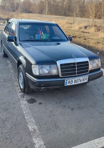 Черный Мерседес Е-Класс, объемом двигателя 2.3 л и пробегом 100 тыс. км за 2600 $, фото 1 на Automoto.ua