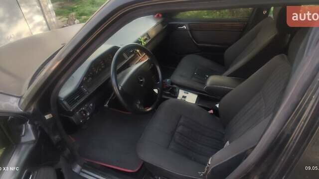 Черный Мерседес Е-Класс, объемом двигателя 2 л и пробегом 380 тыс. км за 1550 $, фото 1 на Automoto.ua