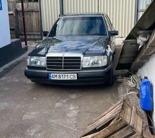 Черный Мерседес Е-Класс, объемом двигателя 2.3 л и пробегом 450 тыс. км за 2142 $, фото 1 на Automoto.ua