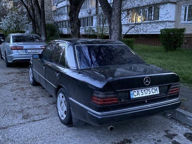 Черный Мерседес Е-Класс, объемом двигателя 2 л и пробегом 330 тыс. км за 1750 $, фото 1 на Automoto.ua