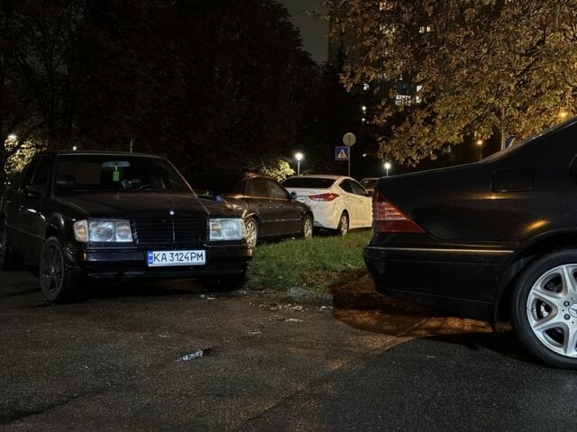 Черный Мерседес Е-Класс, объемом двигателя 2.6 л и пробегом 130 тыс. км за 3000 $, фото 1 на Automoto.ua