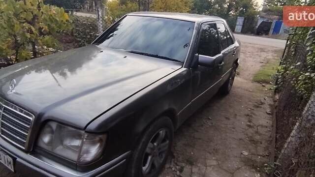 Чорний Мерседес Е-Клас, об'ємом двигуна 2.3 л та пробігом 300 тис. км за 2700 $, фото 1 на Automoto.ua