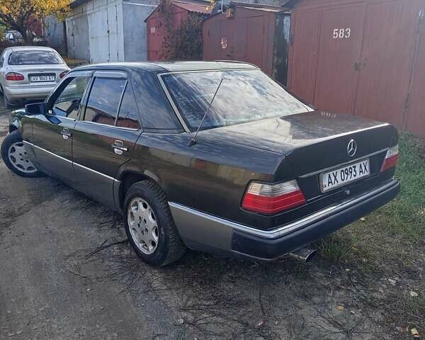 Черный Мерседес Е-Класс, объемом двигателя 2 л и пробегом 440 тыс. км за 2500 $, фото 1 на Automoto.ua