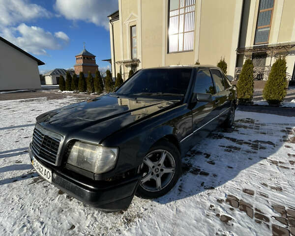Черный Мерседес Е-Класс, объемом двигателя 2.2 л и пробегом 200 тыс. км за 1250 $, фото 1 на Automoto.ua