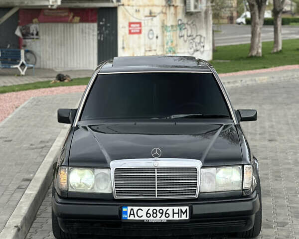 Черный Мерседес Е-Класс, объемом двигателя 2.3 л и пробегом 200 тыс. км за 2500 $, фото 1 на Automoto.ua