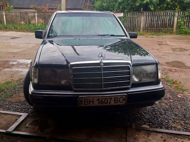 Черный Мерседес Е-Класс, объемом двигателя 2.2 л и пробегом 388 тыс. км за 2350 $, фото 1 на Automoto.ua