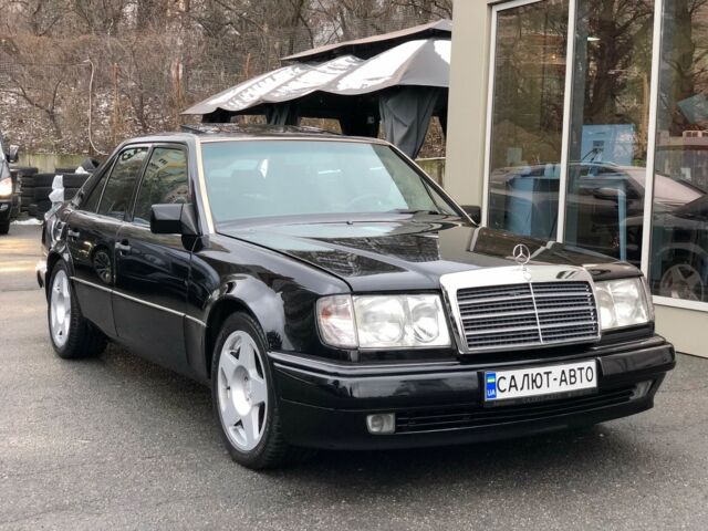 Чорний Мерседес Е-Клас, об'ємом двигуна 5 л та пробігом 184 тис. км за 43000 $, фото 1 на Automoto.ua
