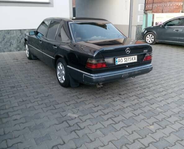 Черный Мерседес Е-Класс, объемом двигателя 3 л и пробегом 409 тыс. км за 3250 $, фото 1 на Automoto.ua