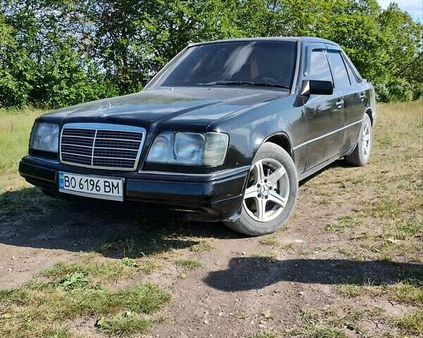 Черный Мерседес Е-Класс, объемом двигателя 2.2 л и пробегом 400 тыс. км за 3000 $, фото 1 на Automoto.ua