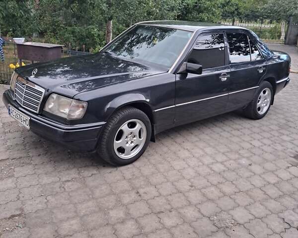 Черный Мерседес Е-Класс, объемом двигателя 2.5 л и пробегом 356 тыс. км за 4000 $, фото 1 на Automoto.ua