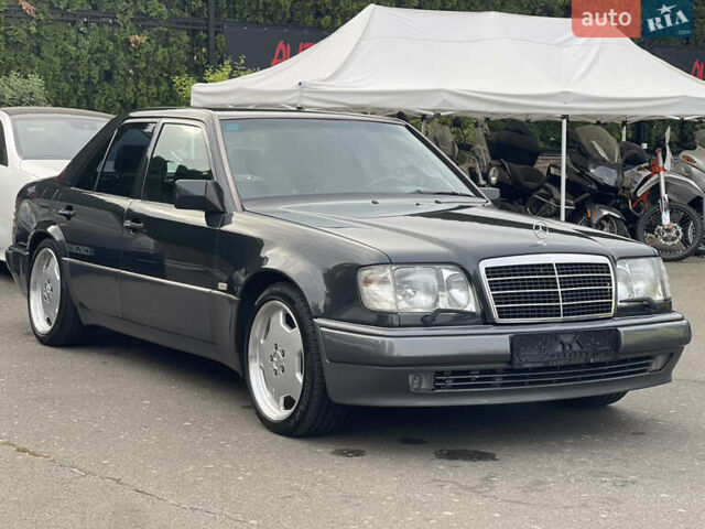 Черный Мерседес Е-Класс, объемом двигателя 0 л и пробегом 106 тыс. км за 77000 $, фото 1 на Automoto.ua