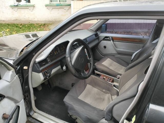 Чорний Мерседес Е-Клас, об'ємом двигуна 2.2 л та пробігом 340 тис. км за 1600 $, фото 1 на Automoto.ua