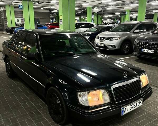 Черный Мерседес Е-Класс, объемом двигателя 2.2 л и пробегом 200 тыс. км за 2500 $, фото 1 на Automoto.ua