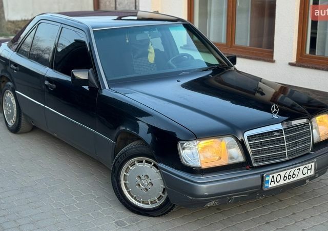 Чорний Мерседес Е-Клас, об'ємом двигуна 2 л та пробігом 320 тис. км за 1999 $, фото 1 на Automoto.ua
