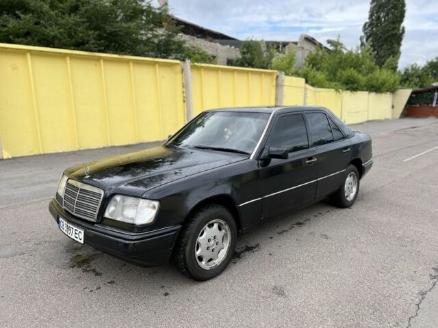 Черный Мерседес Е-Класс, объемом двигателя 2 л и пробегом 400 тыс. км за 1600 $, фото 1 на Automoto.ua