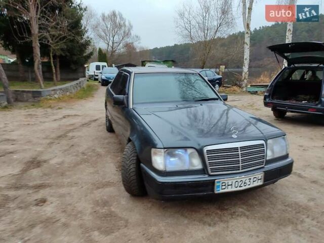 Чорний Мерседес Е-Клас, об'ємом двигуна 2.2 л та пробігом 230 тис. км за 2600 $, фото 1 на Automoto.ua