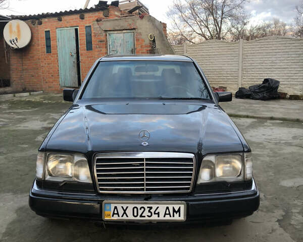 Черный Мерседес Е-Класс, объемом двигателя 2.2 л и пробегом 315 тыс. км за 3500 $, фото 1 на Automoto.ua