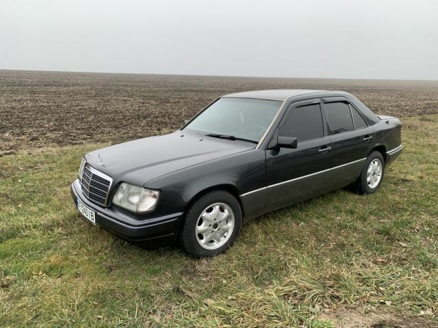 Черный Мерседес Е-Класс, объемом двигателя 2.2 л и пробегом 400 тыс. км за 3300 $, фото 1 на Automoto.ua