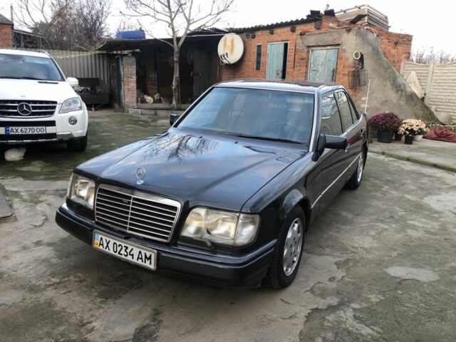 Черный Мерседес Е-Класс, объемом двигателя 2.2 л и пробегом 315 тыс. км за 3500 $, фото 1 на Automoto.ua