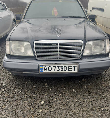 Черный Мерседес Е-Класс, объемом двигателя 2 л и пробегом 420 тыс. км за 3000 $, фото 1 на Automoto.ua