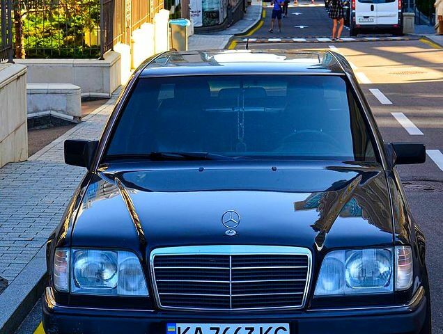 Черный Мерседес Е-Класс, объемом двигателя 2.3 л и пробегом 400 тыс. км за 4500 $, фото 1 на Automoto.ua