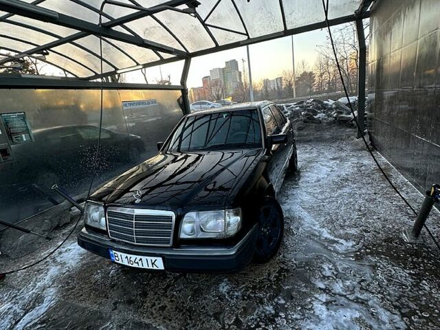 Чорний Мерседес Е-Клас, об'ємом двигуна 2.2 л та пробігом 0 тис. км за 2500 $, фото 1 на Automoto.ua