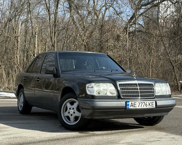 Черный Мерседес Е-Класс, объемом двигателя 2.2 л и пробегом 172 тыс. км за 11999 $, фото 1 на Automoto.ua