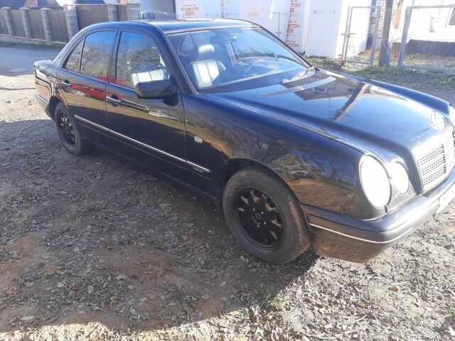 Черный Мерседес Е-Класс, объемом двигателя 0 л и пробегом 280 тыс. км за 1600 $, фото 1 на Automoto.ua