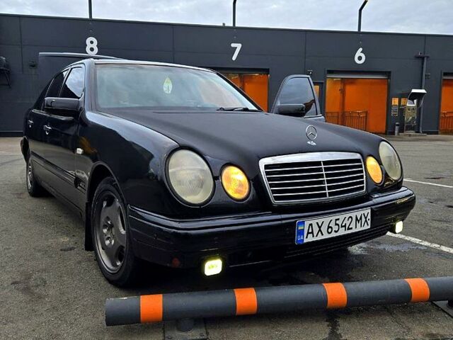 Черный Мерседес Е-Класс, объемом двигателя 2 л и пробегом 488 тыс. км за 3000 $, фото 1 на Automoto.ua