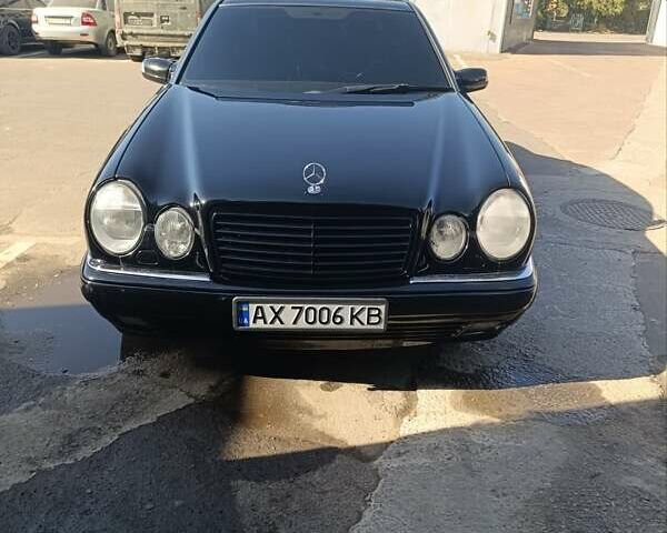 Черный Мерседес Е-Класс, объемом двигателя 5 л и пробегом 300 тыс. км за 6000 $, фото 1 на Automoto.ua