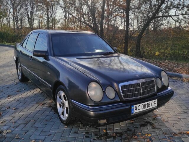 Чорний Мерседес Е-Клас, об'ємом двигуна 2 л та пробігом 270 тис. км за 1900 $, фото 1 на Automoto.ua