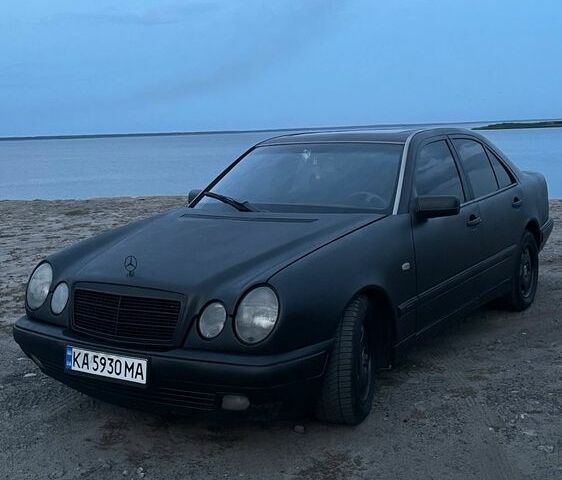 Чорний Мерседес Е-Клас, об'ємом двигуна 2.3 л та пробігом 400 тис. км за 2018 $, фото 1 на Automoto.ua