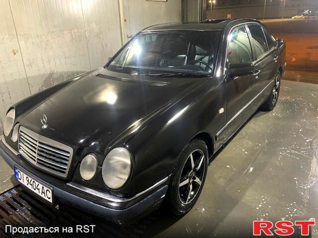 Черный Мерседес Е-Класс, объемом двигателя 3.2 л и пробегом 347 тыс. км за 2200 $, фото 1 на Automoto.ua