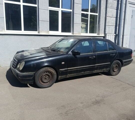 Черный Мерседес Е-Класс, объемом двигателя 2 л и пробегом 295 тыс. км за 916 $, фото 1 на Automoto.ua