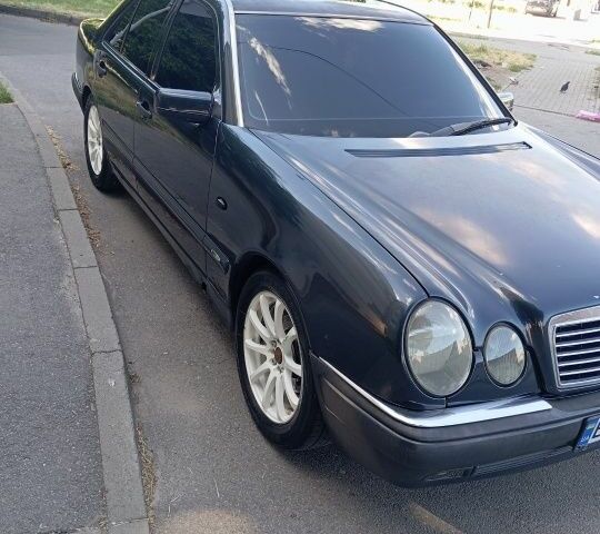 Чорний Мерседес Е-Клас, об'ємом двигуна 2.3 л та пробігом 400 тис. км за 4000 $, фото 1 на Automoto.ua