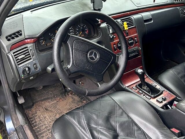 Чорний Мерседес Е-Клас, об'ємом двигуна 2.3 л та пробігом 317 тис. км за 3500 $, фото 1 на Automoto.ua