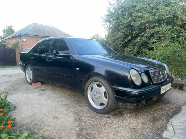 Черный Мерседес Е-Класс, объемом двигателя 2.2 л и пробегом 500 тыс. км за 2000 $, фото 1 на Automoto.ua