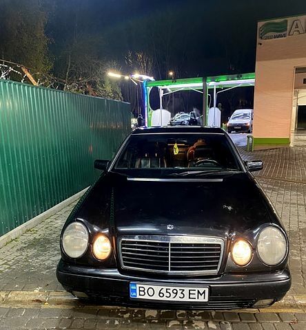 Черный Мерседес Е-Класс, объемом двигателя 2.3 л и пробегом 0 тыс. км за 2400 $, фото 1 на Automoto.ua