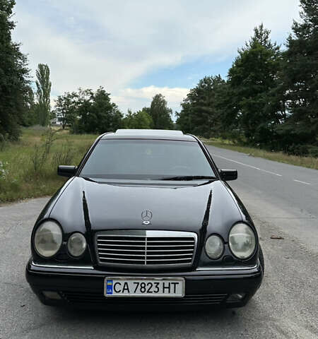 Черный Мерседес Е-Класс, объемом двигателя 4.3 л и пробегом 495 тыс. км за 3199 $, фото 1 на Automoto.ua