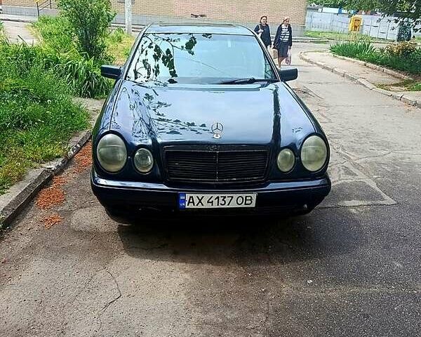 Черный Мерседес Е-Класс, объемом двигателя 2.2 л и пробегом 380 тыс. км за 3200 $, фото 1 на Automoto.ua