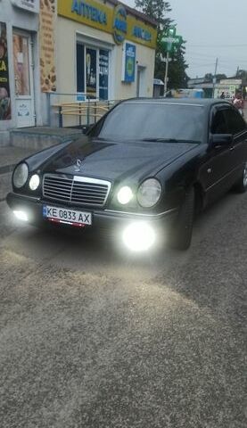 Черный Мерседес Е-Класс, объемом двигателя 2.8 л и пробегом 570 тыс. км за 3499 $, фото 1 на Automoto.ua